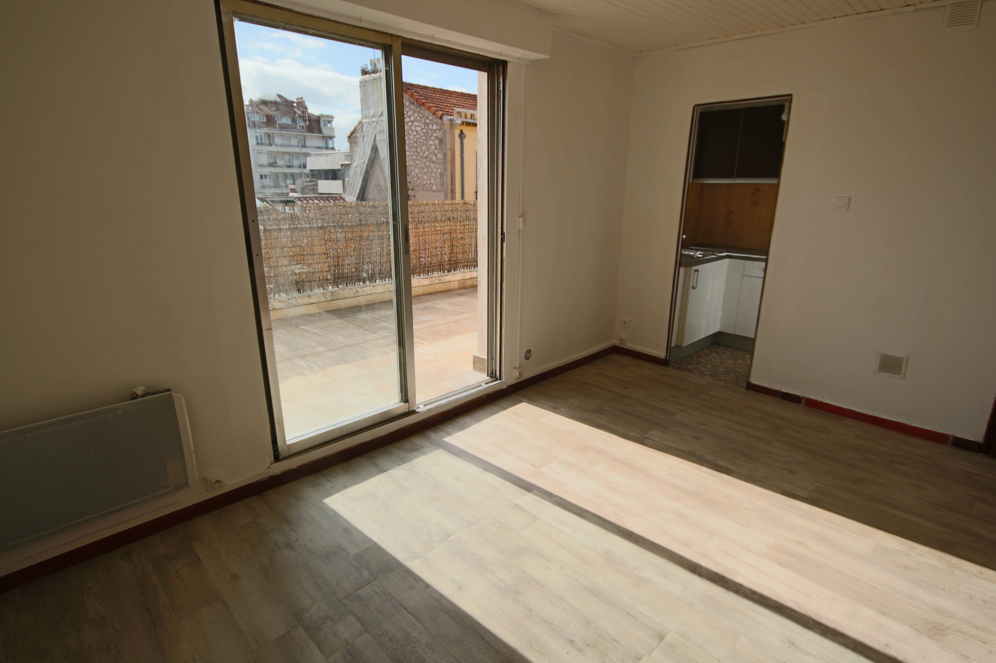 location Marseille 13008 rue BORDE Beau type 1 de 22m² avec grande terrasse